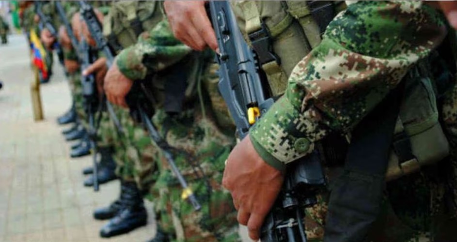 Soldados protestan en el Ministerio de Defensa por despidos injustos