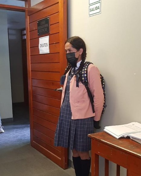 Detenido hombre disfrazado de escolar por grabar a niñas en baño de un colegio