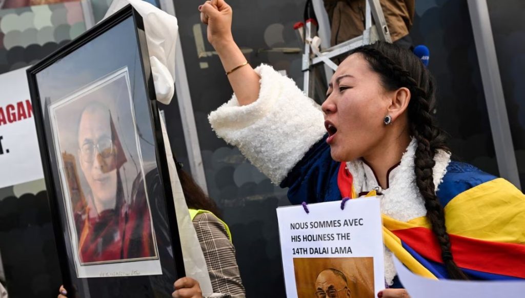 Cientos de tibetanos salieron a las calles de París para defender al Dalái Lama de las críticas internacionales
