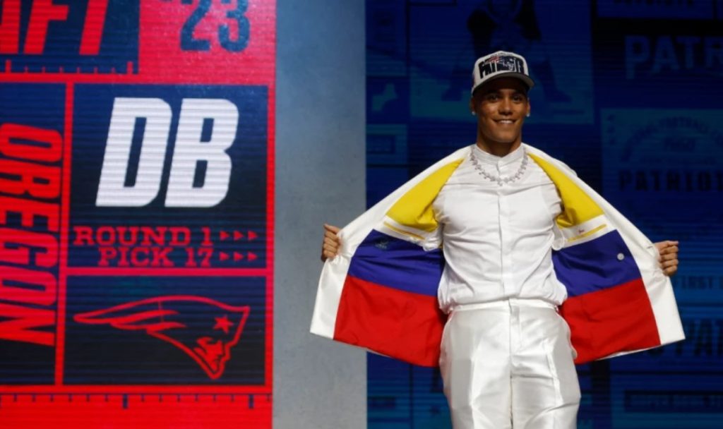 El colombiano Christian González seleccionado por los New England Patriots en primera ronda del Draft de la NFL 2023