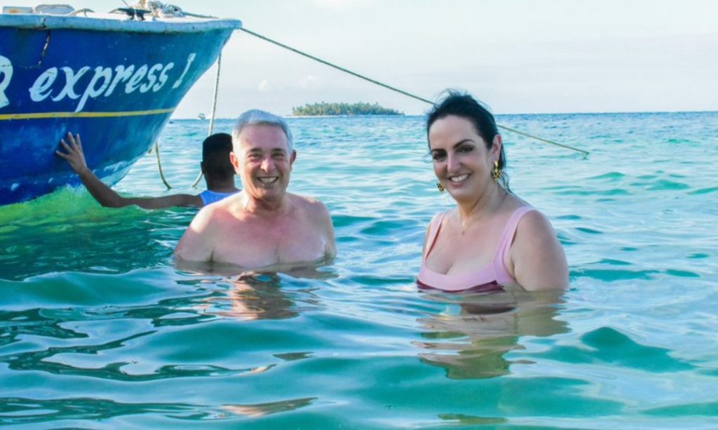 Senadora Cabal y expresidente Uribe se bañan en las playas de San Andrés e invitan a hacer turismo en la isla