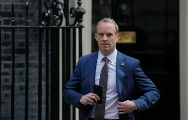 El ex viceprimer ministro británico Dominic Raab sale de 10 Downing Street de Londres, 23 de marzo de 2022. (AP Foto/Alastair Grant, Archivo)