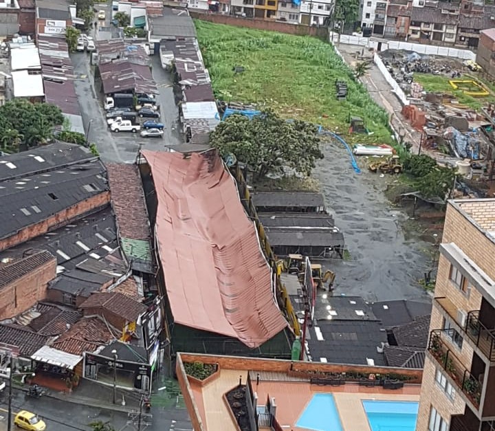 Cinco heridos dejó caída de un techo por fuerte aguacero en Medellín