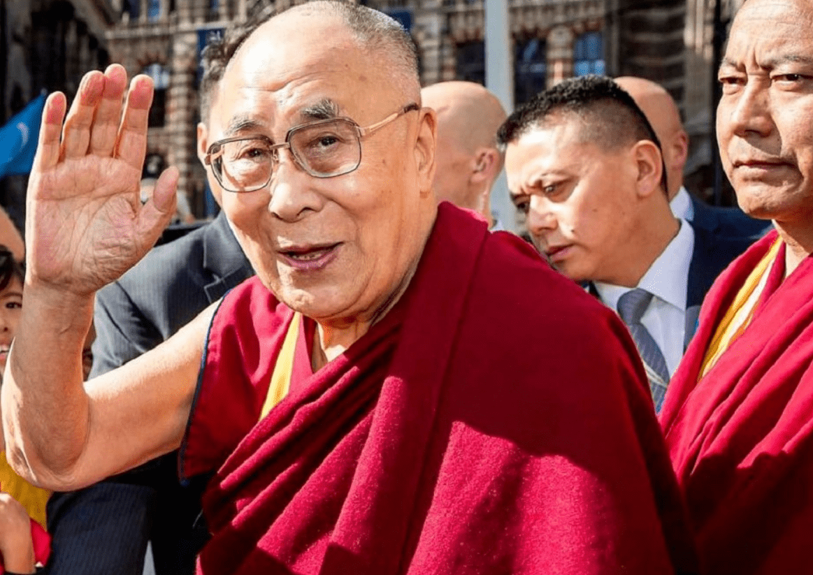 Nueva controversia en torno al Dalai Lama al hacerse público un video suyo tocando a una joven