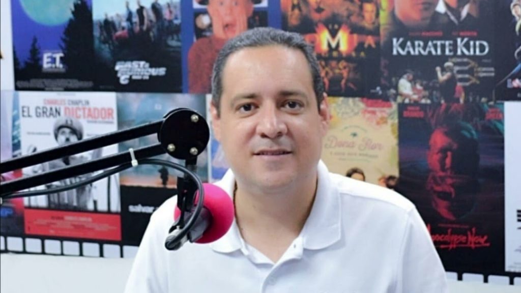 Periodista deportivo vallecaucano humilla al aire a una compañera de panel por opinar sobre una canción