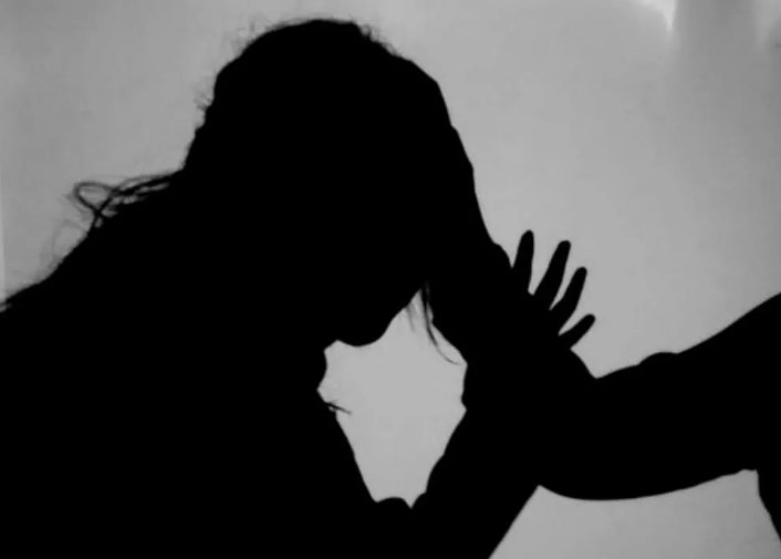 Gritos salvaron a una mujer que iba a ser ahorcada por su pareja