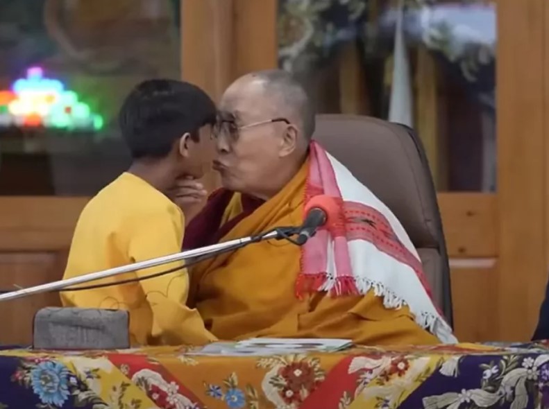 Habló el niño besado por el Dalái Lama y describió su experiencia como "maravillosa"