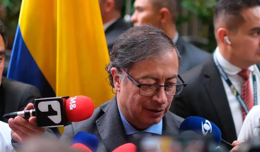 Presidente Petro cambia el tono y aclara que su llamado a defender las reformas "no es una llamado a la violencia"