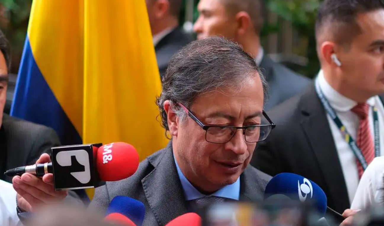 Presidente Petro cambia el tono y aclara que su llamado a defender las reformas "no es una llamado a la violencia"