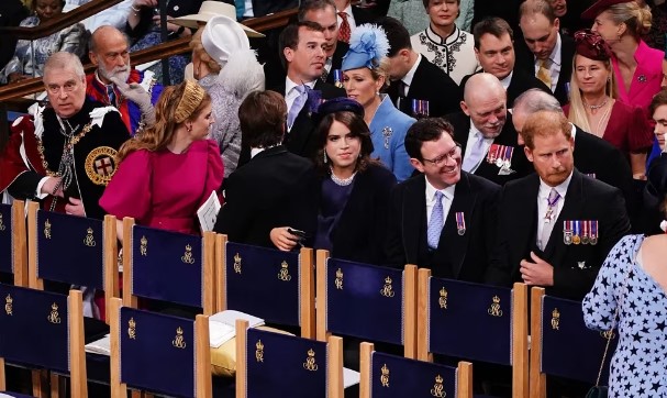 En tercera fila: la controversial ubicación del Príncipe Harry durante la coronación de su padre como nuevo Rey de Inglaterra