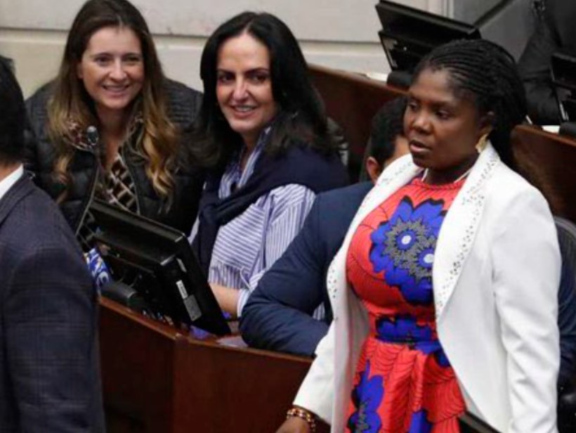 La polémica que desató en redes foto en la que se ve a las senadoras Cabal y Valencia reír al paso de Francia Márquez en el congreso