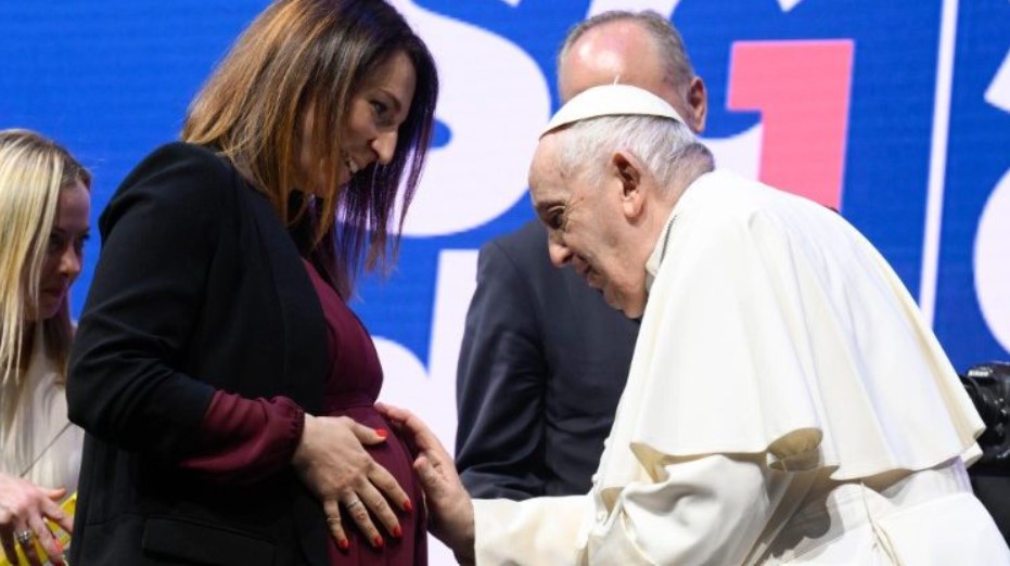 Papa Francisco lamenta que traer niños al mundo se perciba como una carga