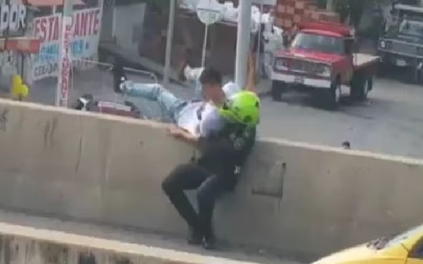 Joven intentó lanzarse de un puente y fue rescata por funcionario de la policía