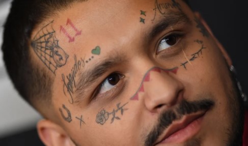 Christian Nodal estaría arrepentido de haberse tatuado el rostro