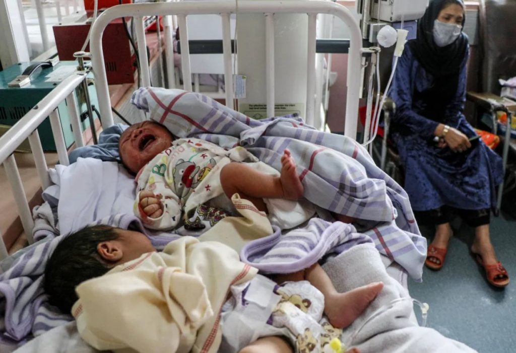 Acelerado colapso del sistema de salud pública arrasa con la vida de casi 200 niños a diario en Afgantistán