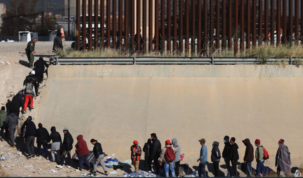 A tres días del fin del título 42 se cuentan por miles los ciudadanos extranjeros expulsados de EE.UU.