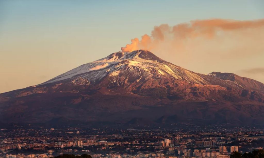Mientras en Colombia mantiene alerta naranja por situación del Nevado del Ruiz, en Italia y México volcanes entran en erupción