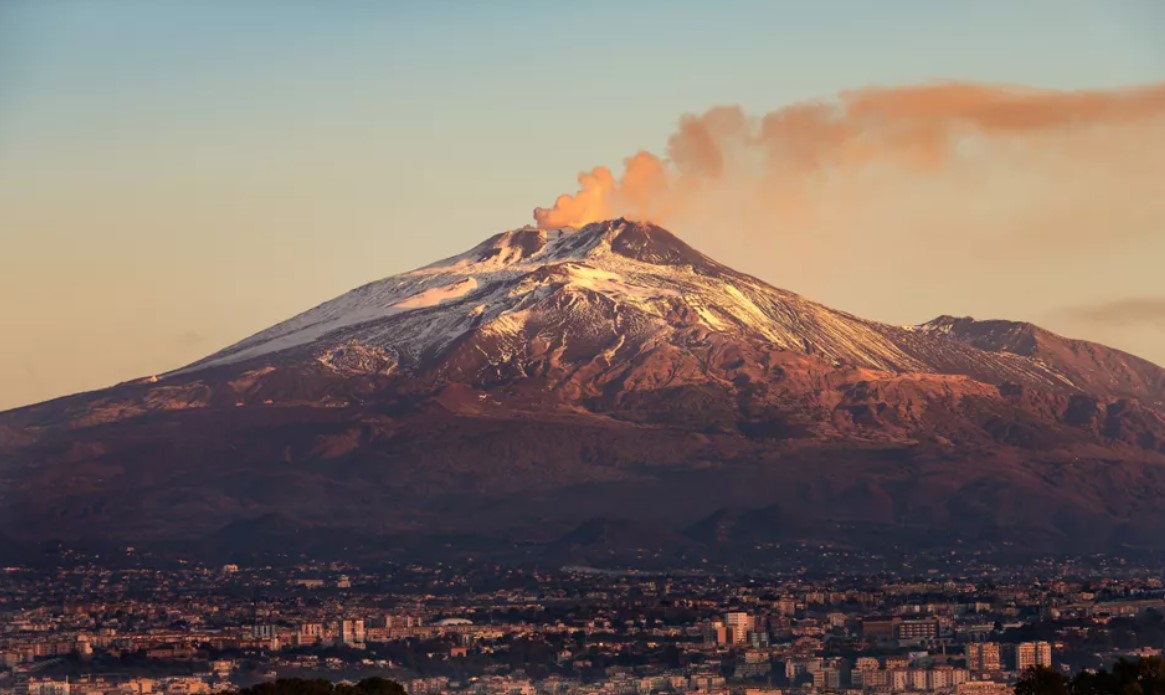 Mientras en Colombia mantiene alerta naranja por situación del Nevado del Ruiz, en Italia y México volcanes entran en erupción