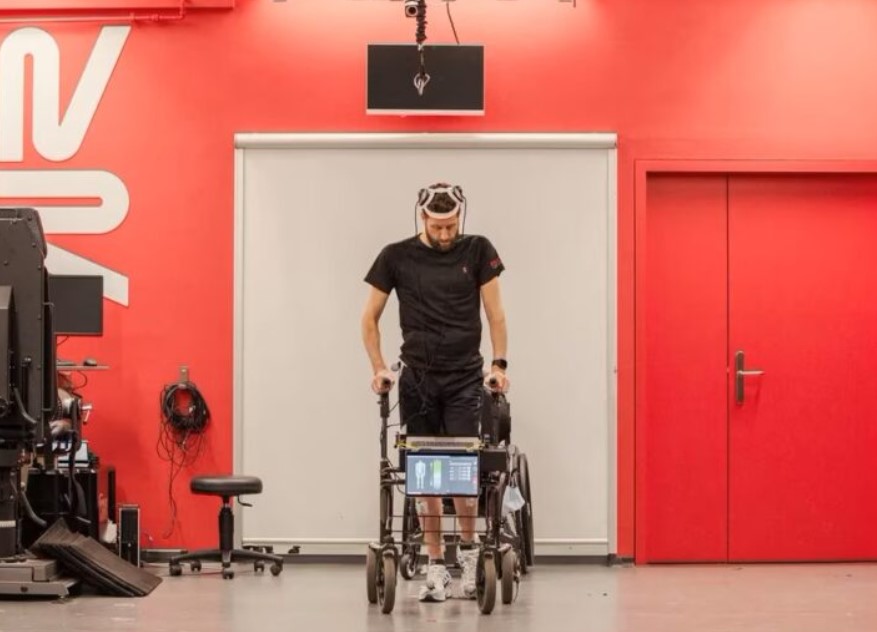 IA obra milagro en hombre tetrapléjico que vuelve a caminar luego de 12 años