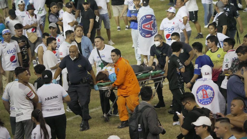12 muertos y más de 100 heridos deja estampida en estadio de fútbol de El Salvador