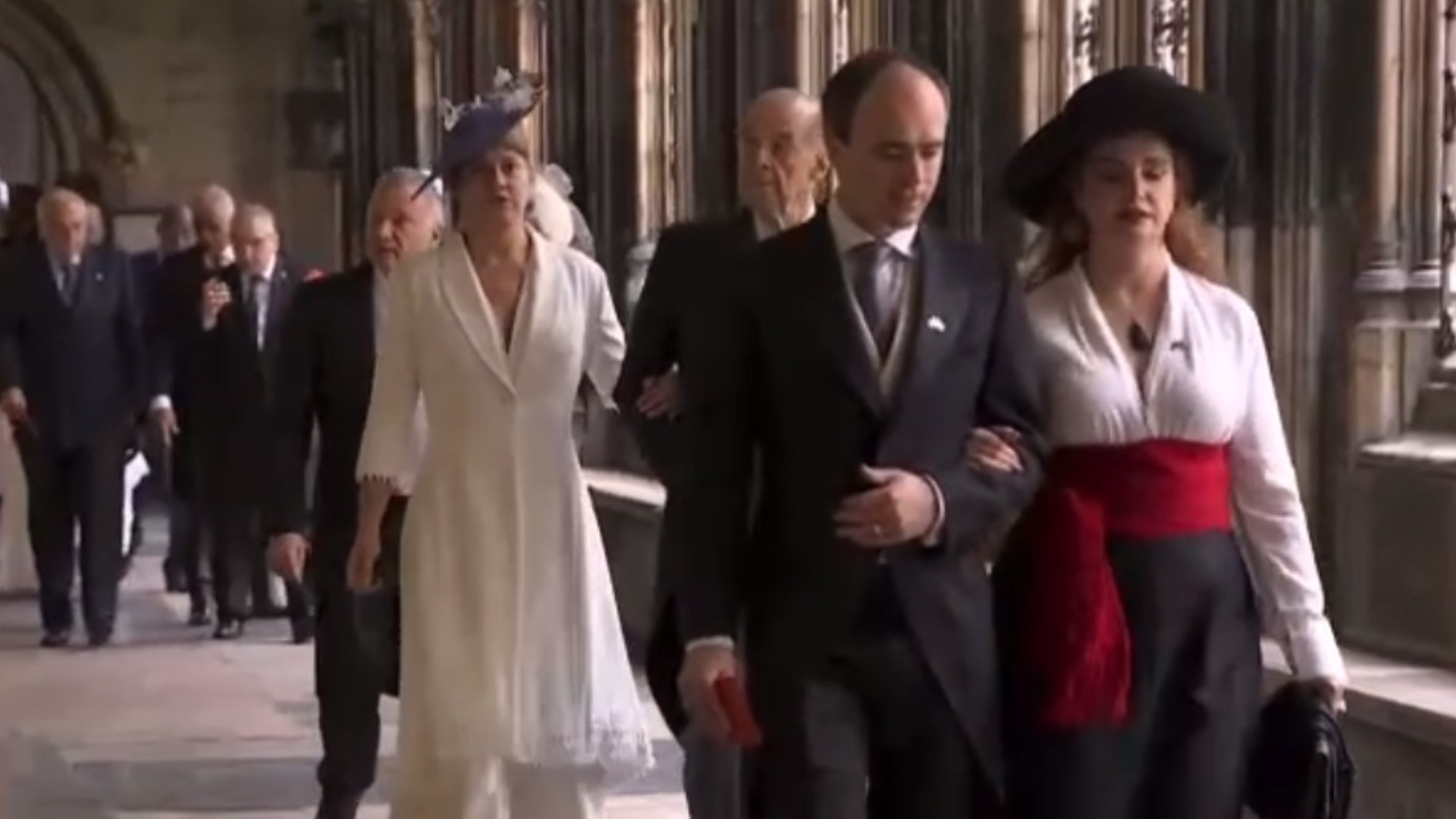 El outfit de Verónica Alcocer en la coronación de Carlos III fue hecho en principio para la posesión presidencial de su esposo