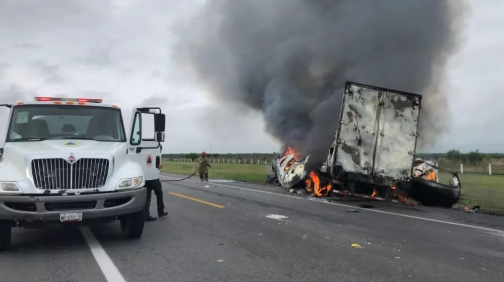 Mueren al menos 26 personas en dramático choque de tráiler y camioneta al norte de México