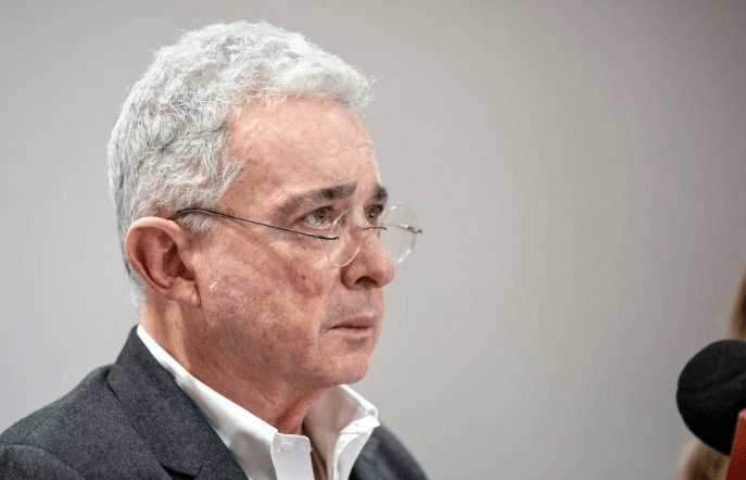 Tribunal de Bogotá decidirá si se archiva el caso del expresidente Uribe