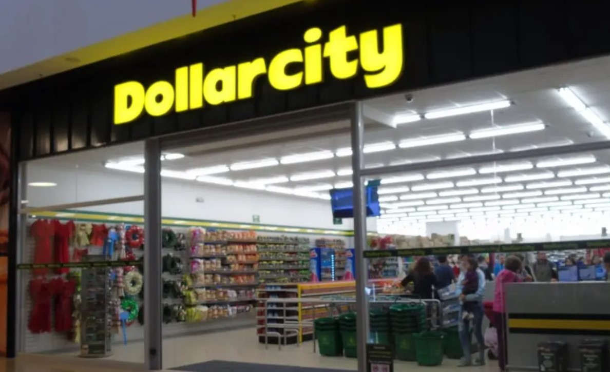 Ordenan a Miniso y Dollarcity dar información de sus productos en español