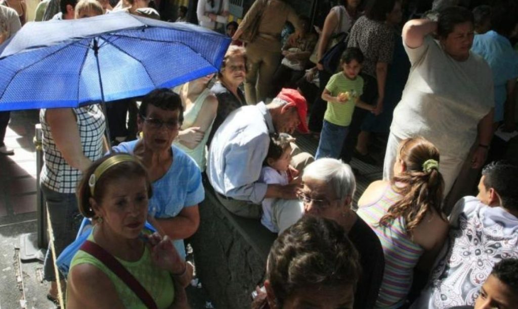 Mujeres cotizarán menos semanas para pensión