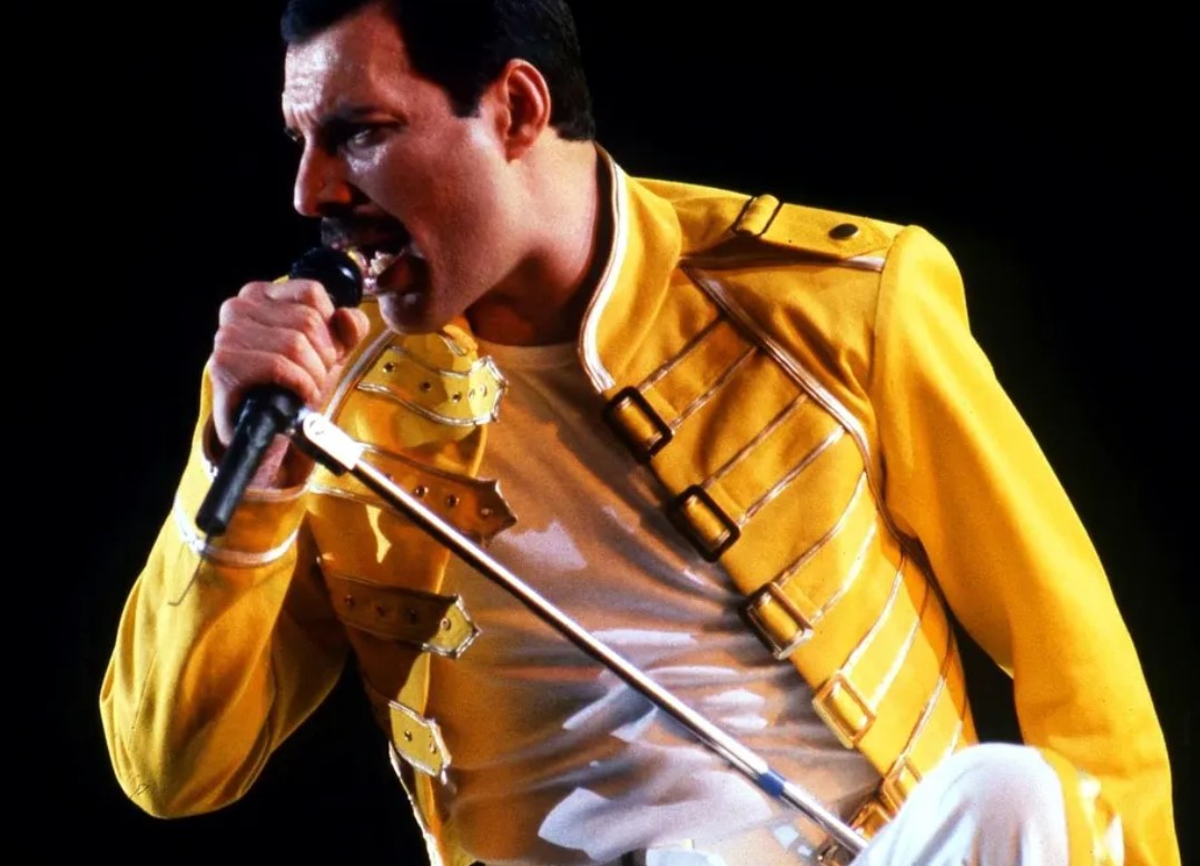 Hasta por 1.5 millones de dólares subastarán manuscritos de Freddy Mercury