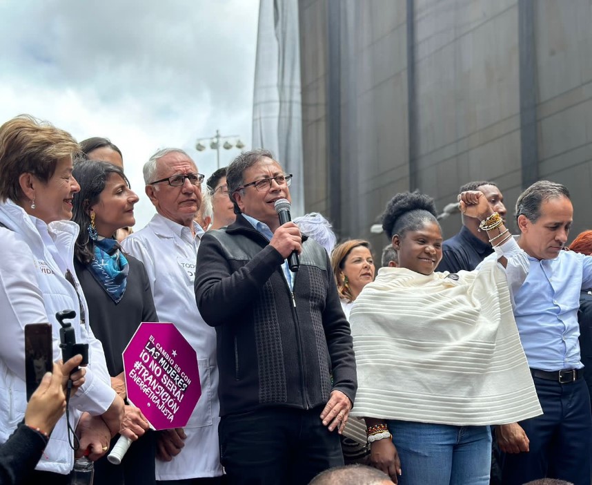 Petro: "No se atrevan a romper la democracia en Colombia, porque se encontrarán con un gigante"