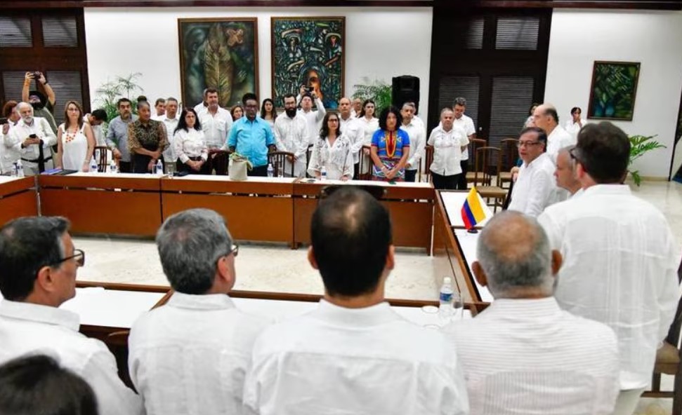 Presidente Petro y el ELN acuerdan cese al fuego bilateral en la clausura de ciclo de paz en La Habana, Cuba