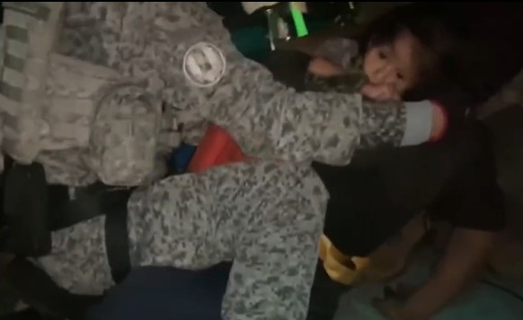 Imágenes del momento en que los cuatro niños indígenas son sacados de la selva