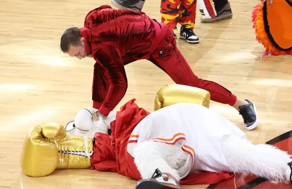 Conor McGregor nockeó en serio a la mascota del Heat de Miami