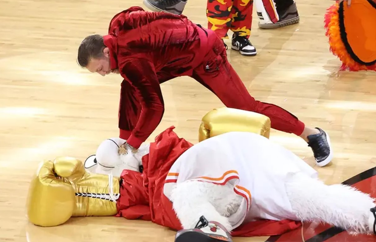 Conor McGregor nockeó en serio a la mascota del Heat de Miami