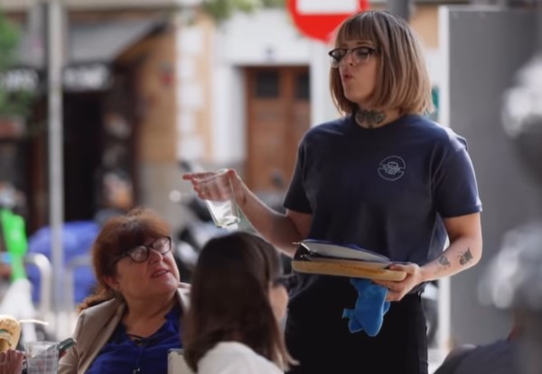 Rosalía sorprende al trabajar como mesera en un café de Madrid