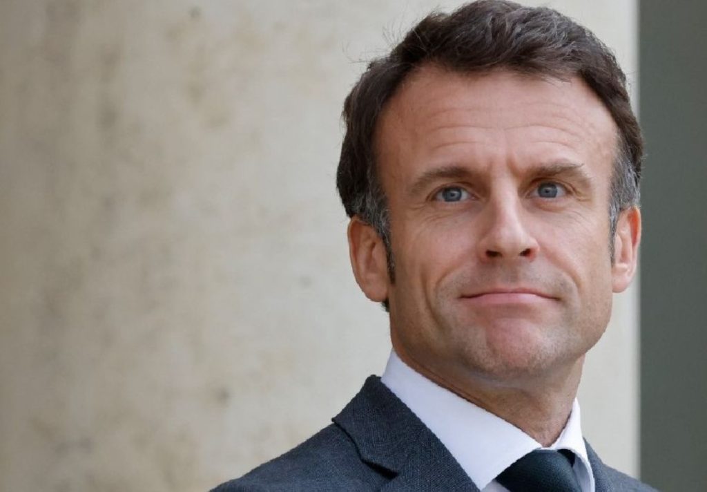 Revuelo en redes por el video de Macron bebiendo hasta el fondo una cerveza