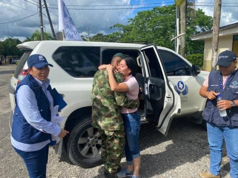ELN libera a esposa de militar pero mantiene retenido a chofer que la transportaba