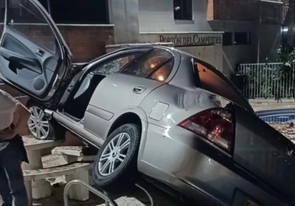 Un hombre terminó en cuidados intensivos tras caer del tercer piso de un parqueadero