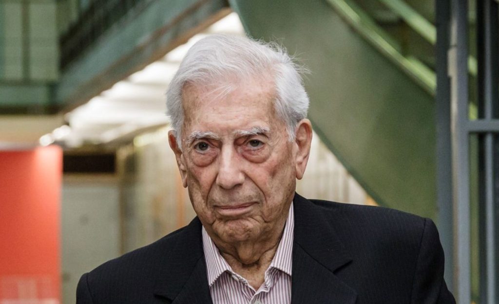 Mario Vargas Llosa contrajo covid-19 y fue hospitalizado de emergencia