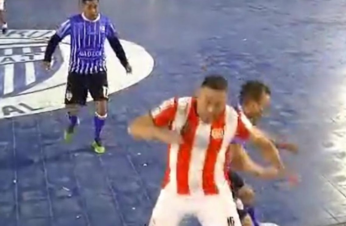 Suspenden por 10 años a jugador que pegó brutal codazo en partido de futbol