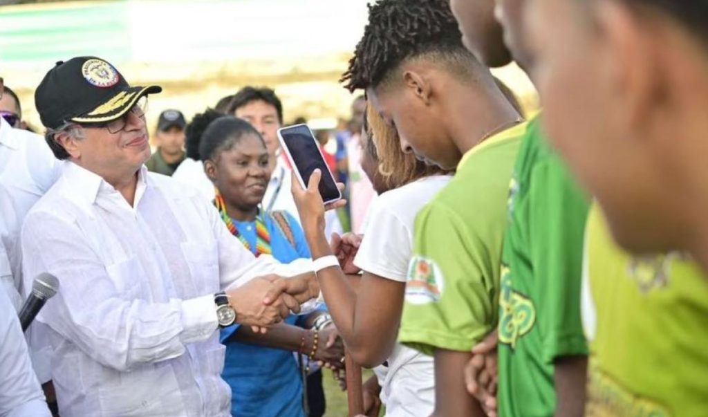 ¿Podría el programa Joven en Paz derivar en los "círculos bolivarianos" de Colombia?