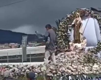 Sujeto fue golpeado tras intentar romper imagen de la Virgen del Carmen en caravana en Pasto