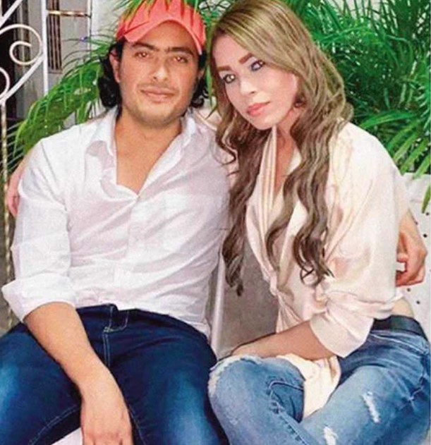 Instante en que Nicolás Petro y Day Vásquez salen de la sede de la Fiscalía en Barranquilla