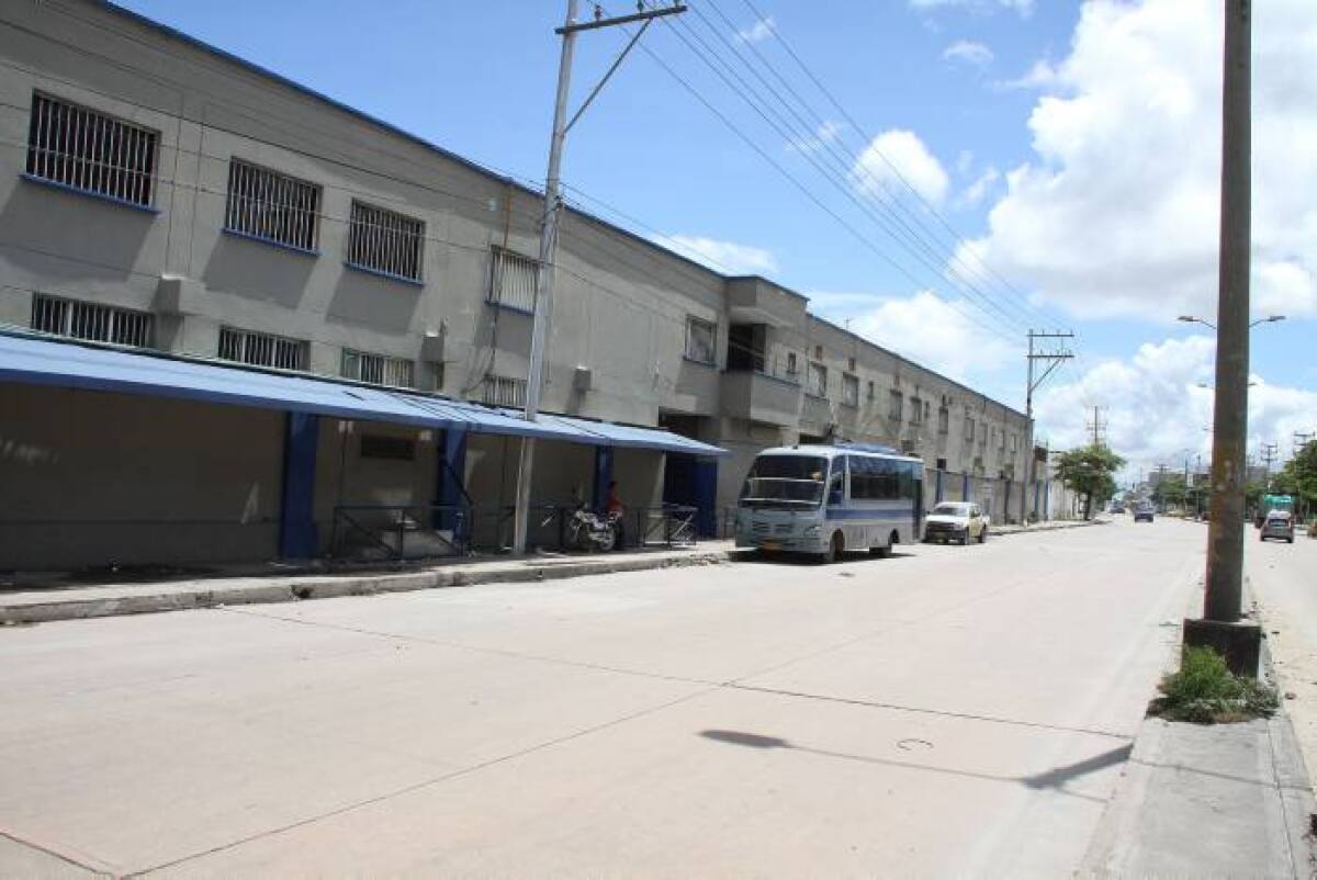 Celulares, chips y libretas con datos bancarios: hallazgos tras allanamientos en penales del país