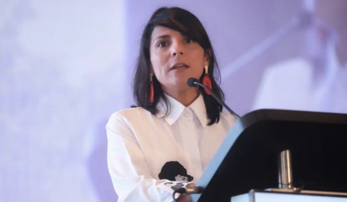 Asegurando que el cambio no es fácil, renunció la Ministra Irene Vélez