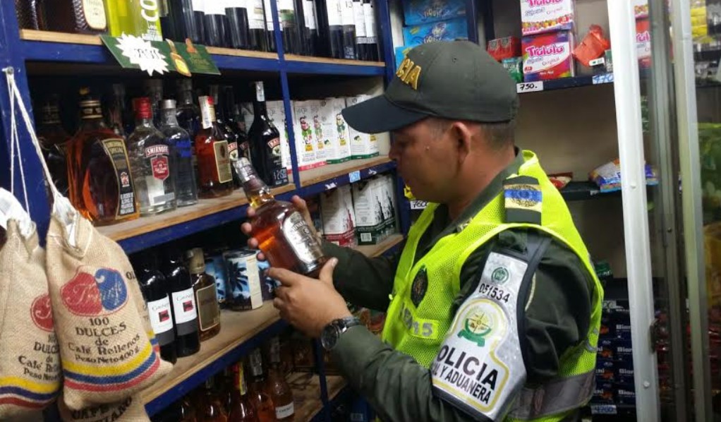 Decomisan 1.500 litros de licor adulterado en una chatarrería