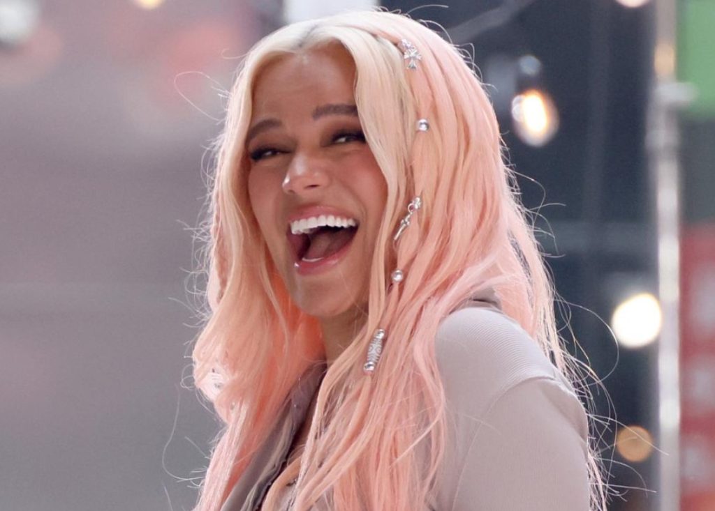 Por humo en la cabina, avión de Karol G aterrizó de emergencia en Los Ángeles