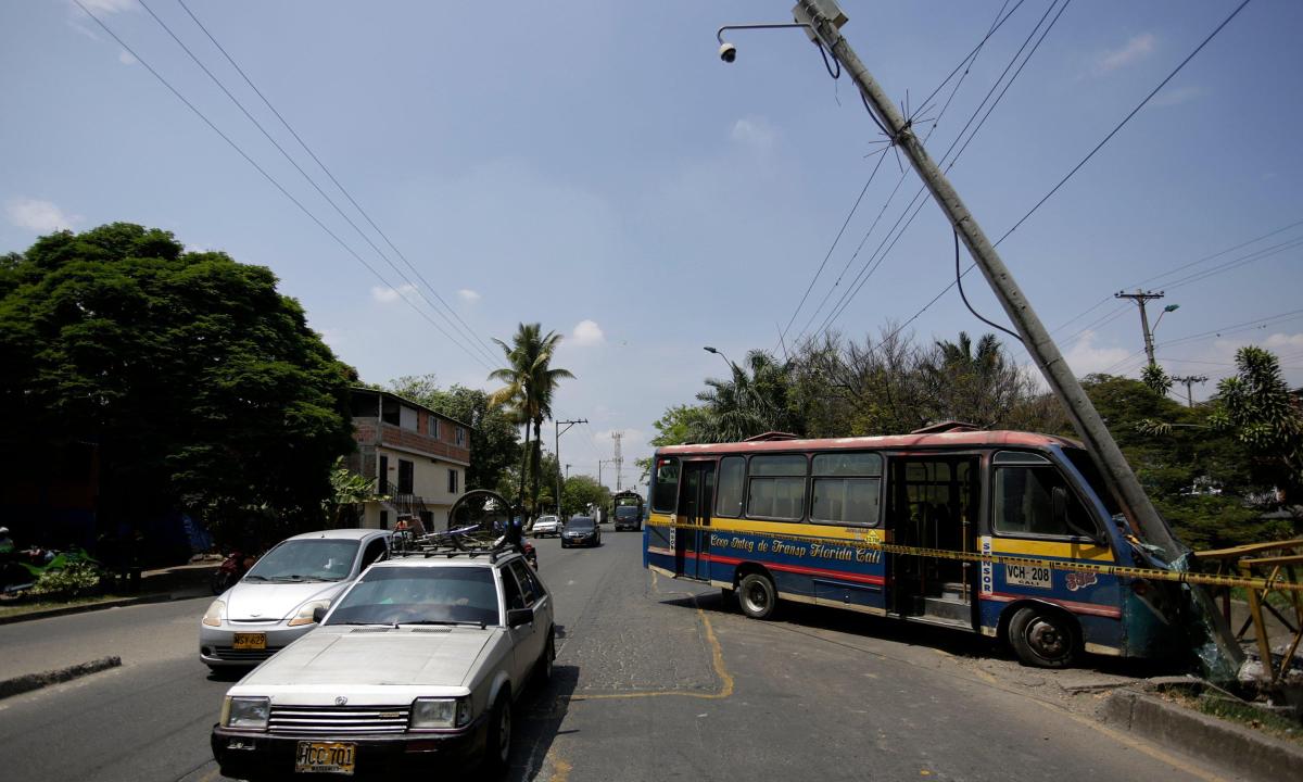 Cali: bus del transporte público chocó contra poste y pasajeros cayeron a canal