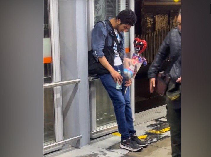 Su dinero puede estar en el lugar equivocado: joven intentó sorprender con un ramo de rosas a una mujer y fue rechazado